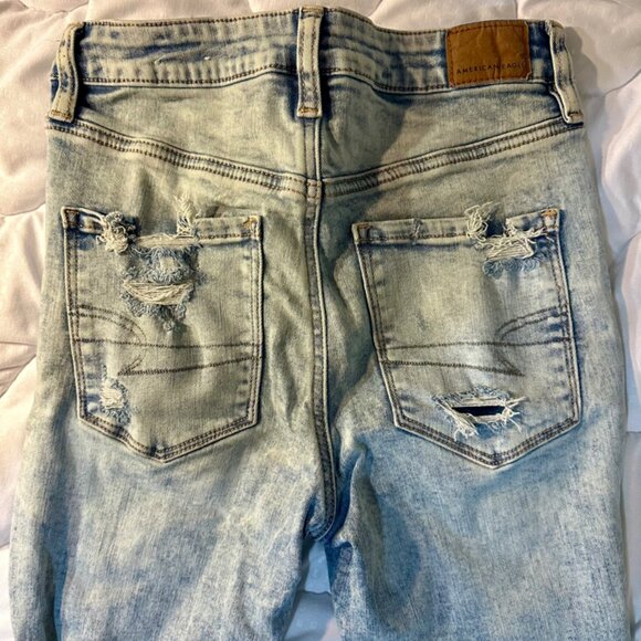 Light-Wash American Eagle Jeans Size 4 Inseam 25 inches straight - Picture 3 of 11